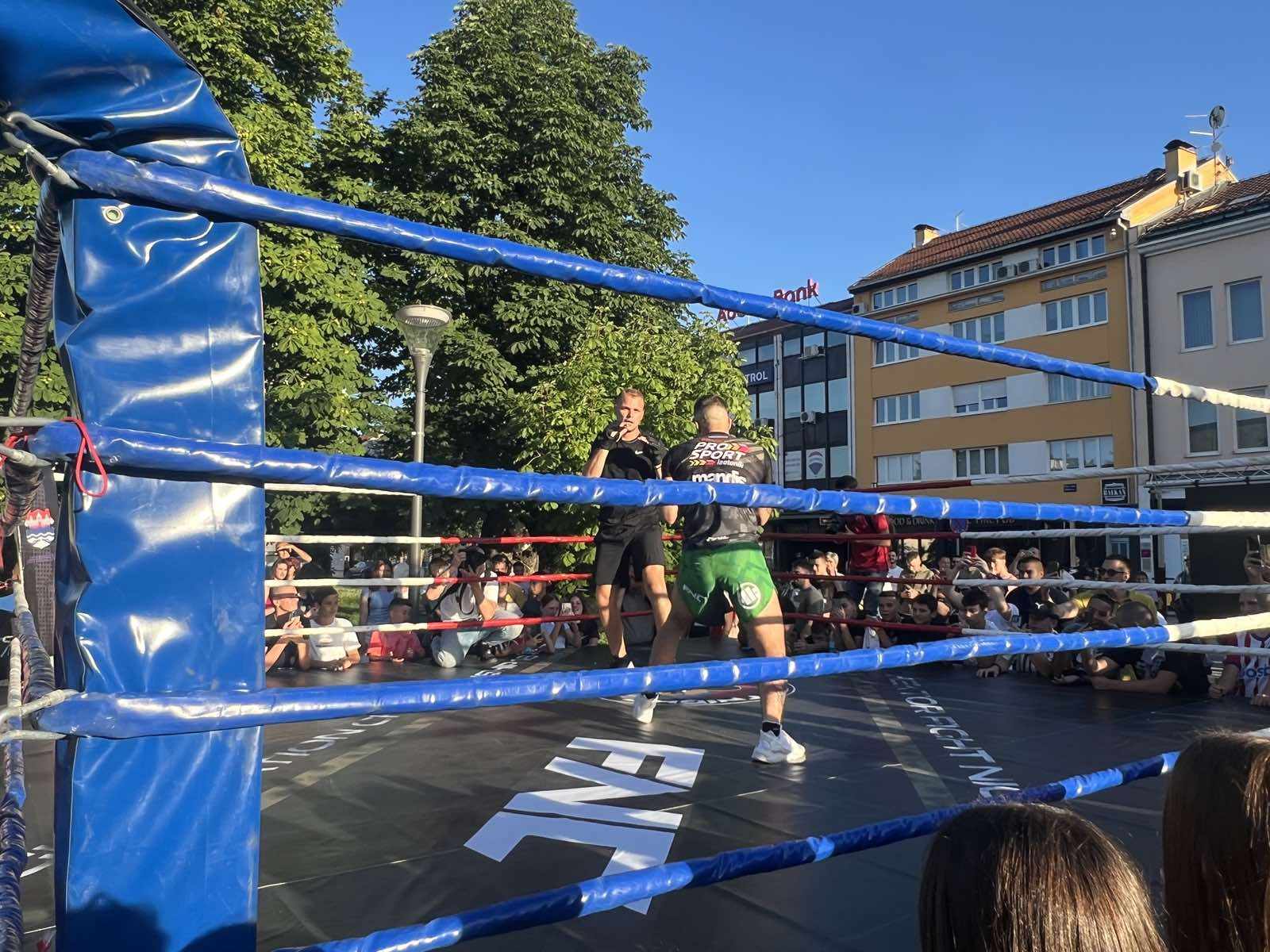 (FOTO/VIDEO) STANIVUKOVIĆ UKRSTIO PESNICE SA VRHUNSKIM SPORTISTIMA Borilački spektakl u Banjaluci, gradonačelnik ušao u ring
