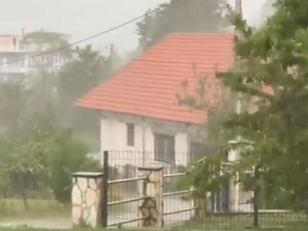 (VIDEO) NEVRIJEME U TUZLI Nakon vrelog dana jak vjetar