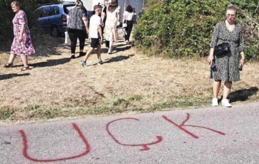 ATAK NA SRPSKE SVETINJE NA KOSOVU Na zidovima crkve i na asfaltu ispisani grafiti OVK