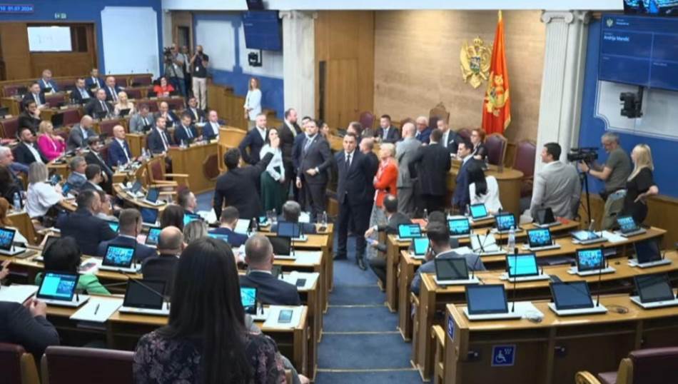 (VIDEO) DRAMA U CRNOGORSKOM PARLAMENTU Premijerski sat odložen, poslanici DPS-a blokirali govornicu