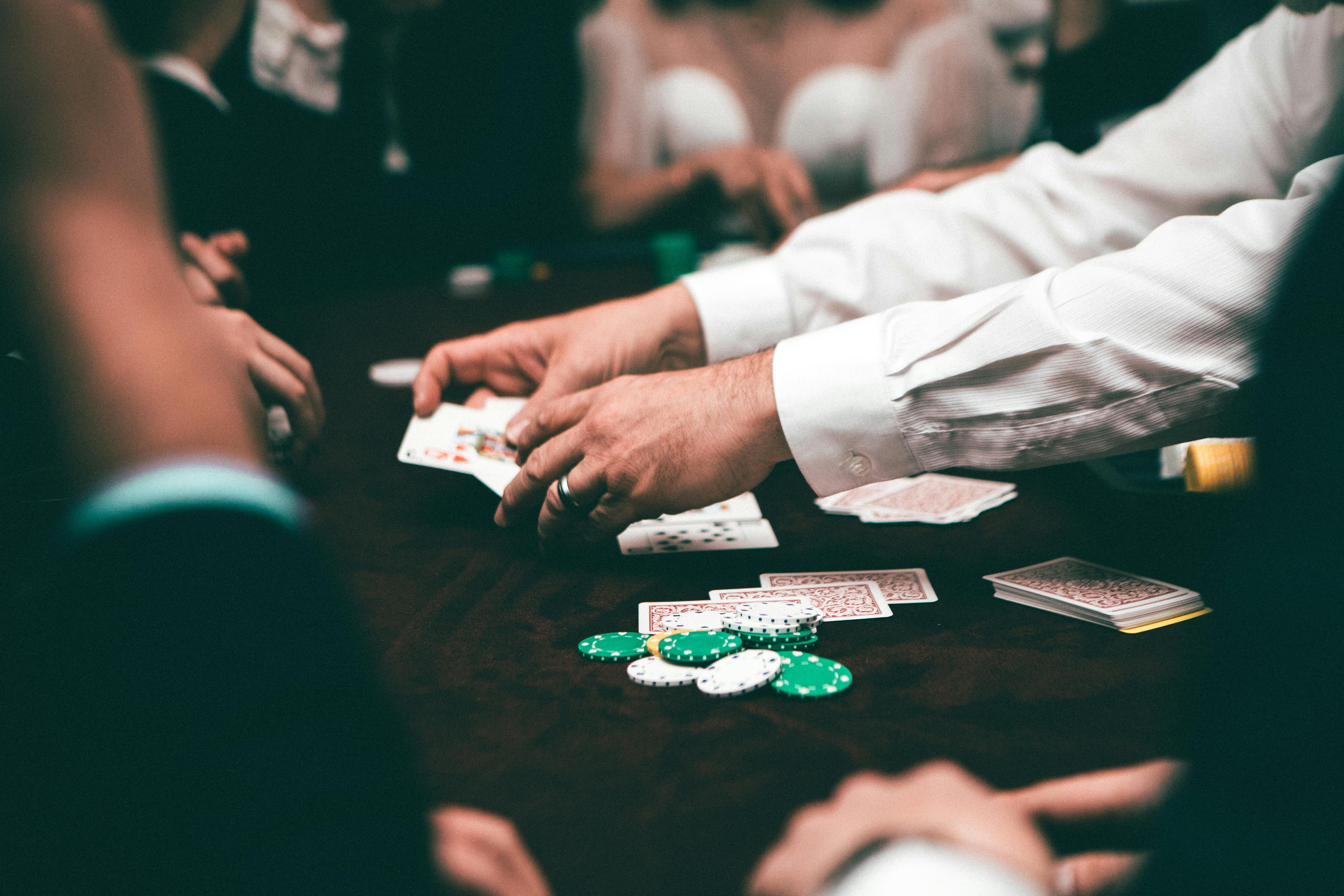 NA STOLU BILO 300.000 EVRA Kriminalci igrali poker u hotelu u Budvi, a onda je upala policija: Evo šta su sve otkrili