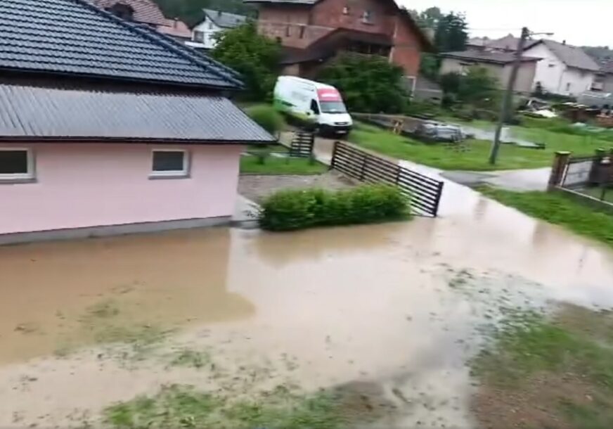 (VIDEO) POD VODOM DVORIŠTA I GARAŽE Haos u Barlovcima: Izlili se potoci, mještani na muci