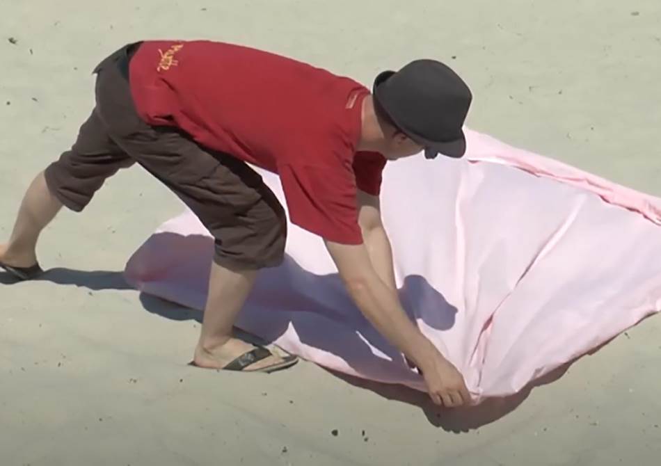 NEOBIČAN, ALI KORISTAN TREND Zašto svi odjednom nose posteljine na plažu?