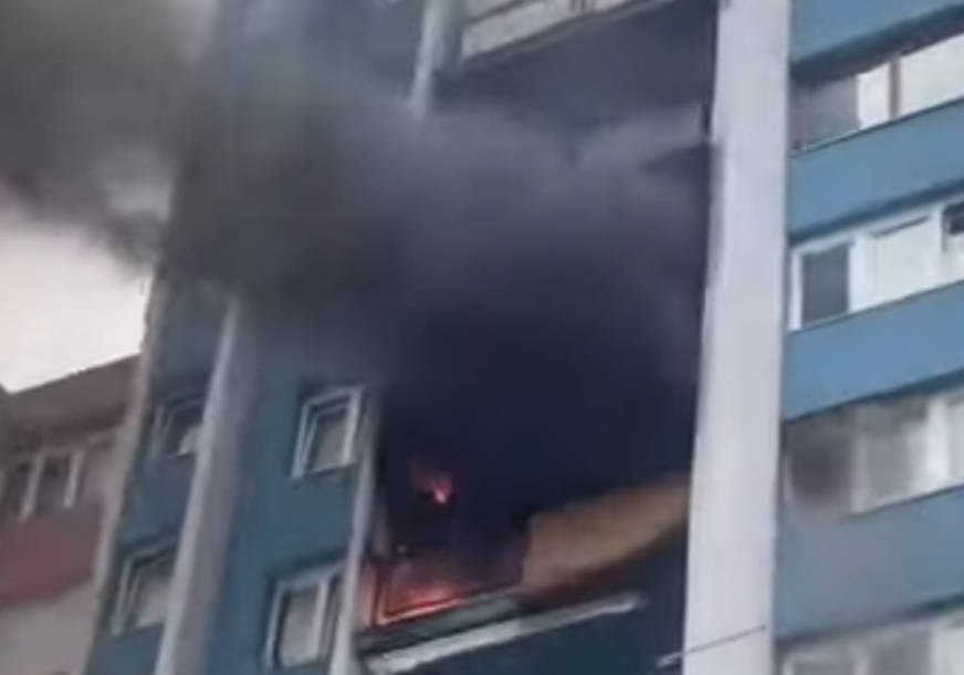 POŽAR U GORAŽDU Gori stan u centru grada, vatrogasne ekipe na terenu