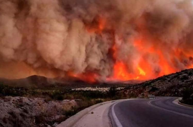 (VIDEO) HAOS U GRČKOJ Požar totalno van kontrole: Poslato hitno upozorenje