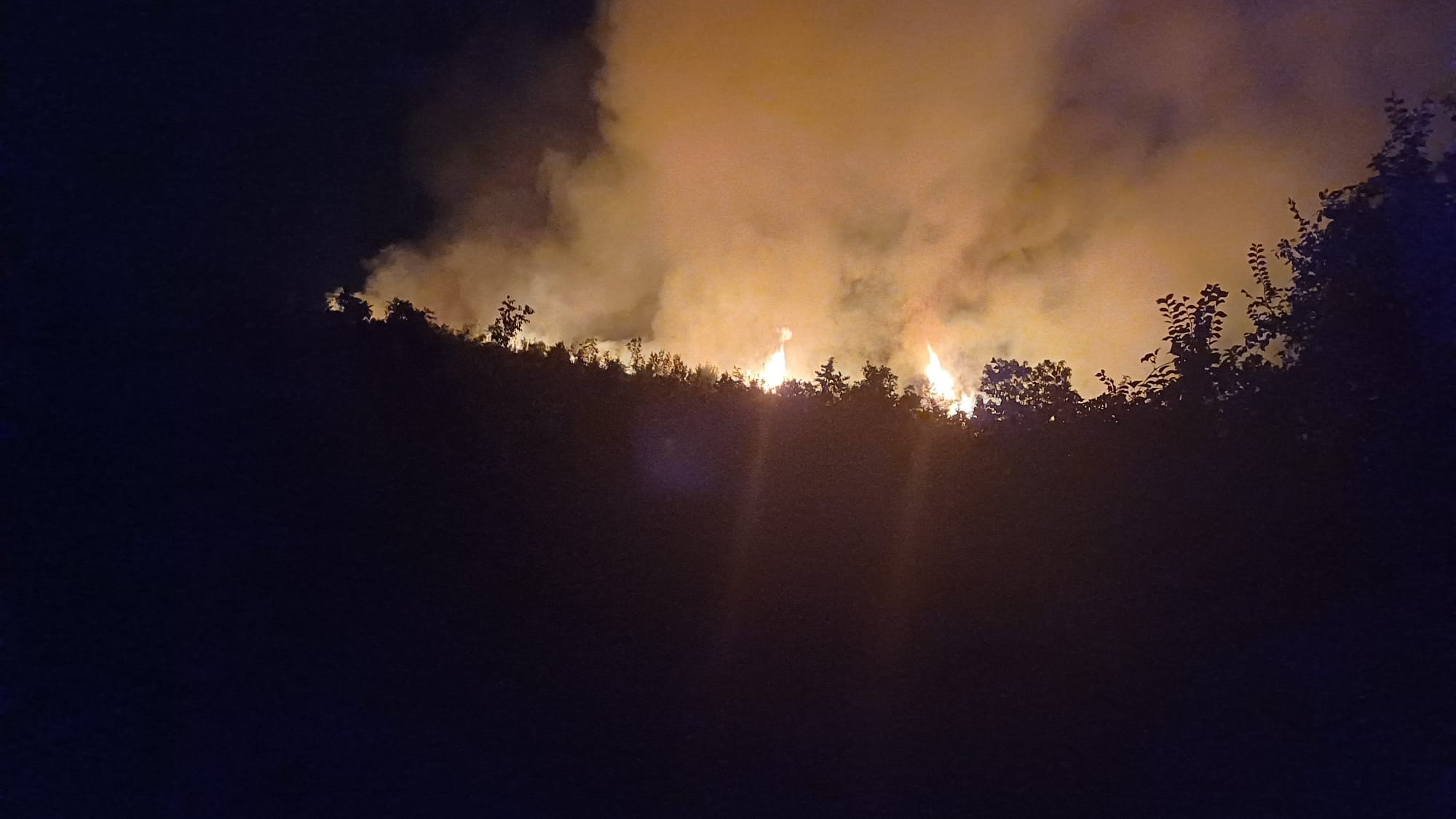 (FOTO) ŠEST EKIPA NA TERENU Borba sa vatrom u Mostaru još uvijek traje: Vatrogascima pomažu i mještani