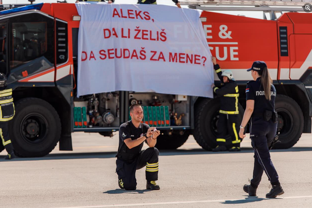 (FOTO) ROMANTIKA NA AERODROMU U NIŠU Vatrogasac na pisti zaprosio djevojku