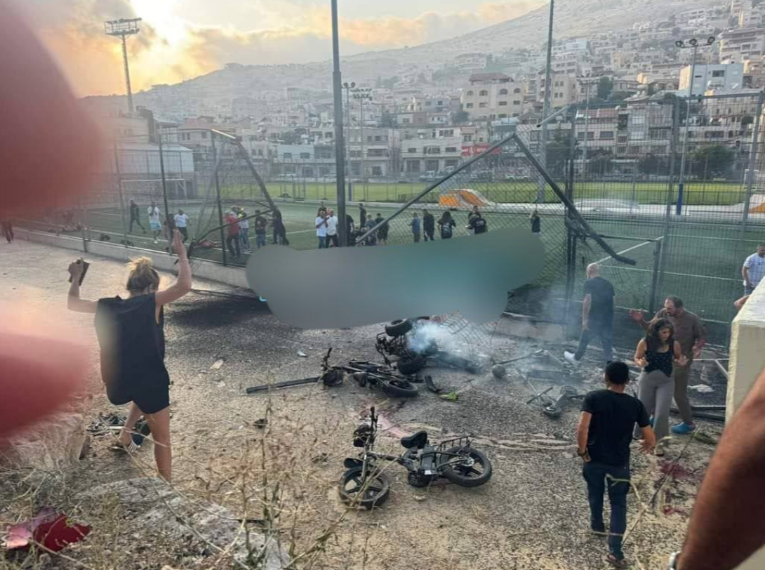(FOTO/VIDEO) JEZIVI PRIZORI Raketa pala na fudbalski teren: Mrtva djeca na travi, ljudi u panici trče i vrište