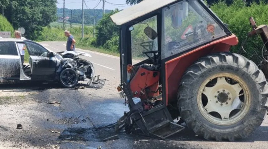 STRAVIČNA SAOBRAĆAJKA KOD DOBOJA Traktor prepolovljen od siline udara, obustavljen saobraćaj