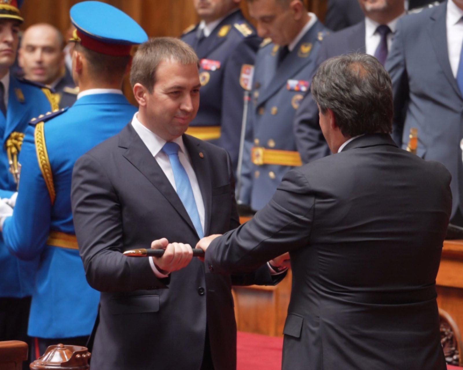 (FOTO) ODRŽANA SVEČANA CEREMONIJA U SRBIJI Selaku dodijeljen srpski srednjevjekovni mač