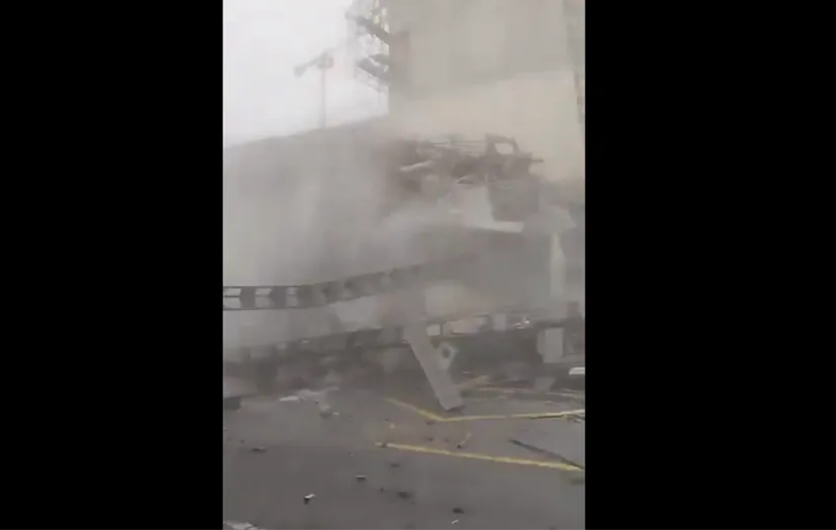 (VIDEO) POTRESNE SCENE Urušio se dio građevinske skele, stradale najmanje tri osobe