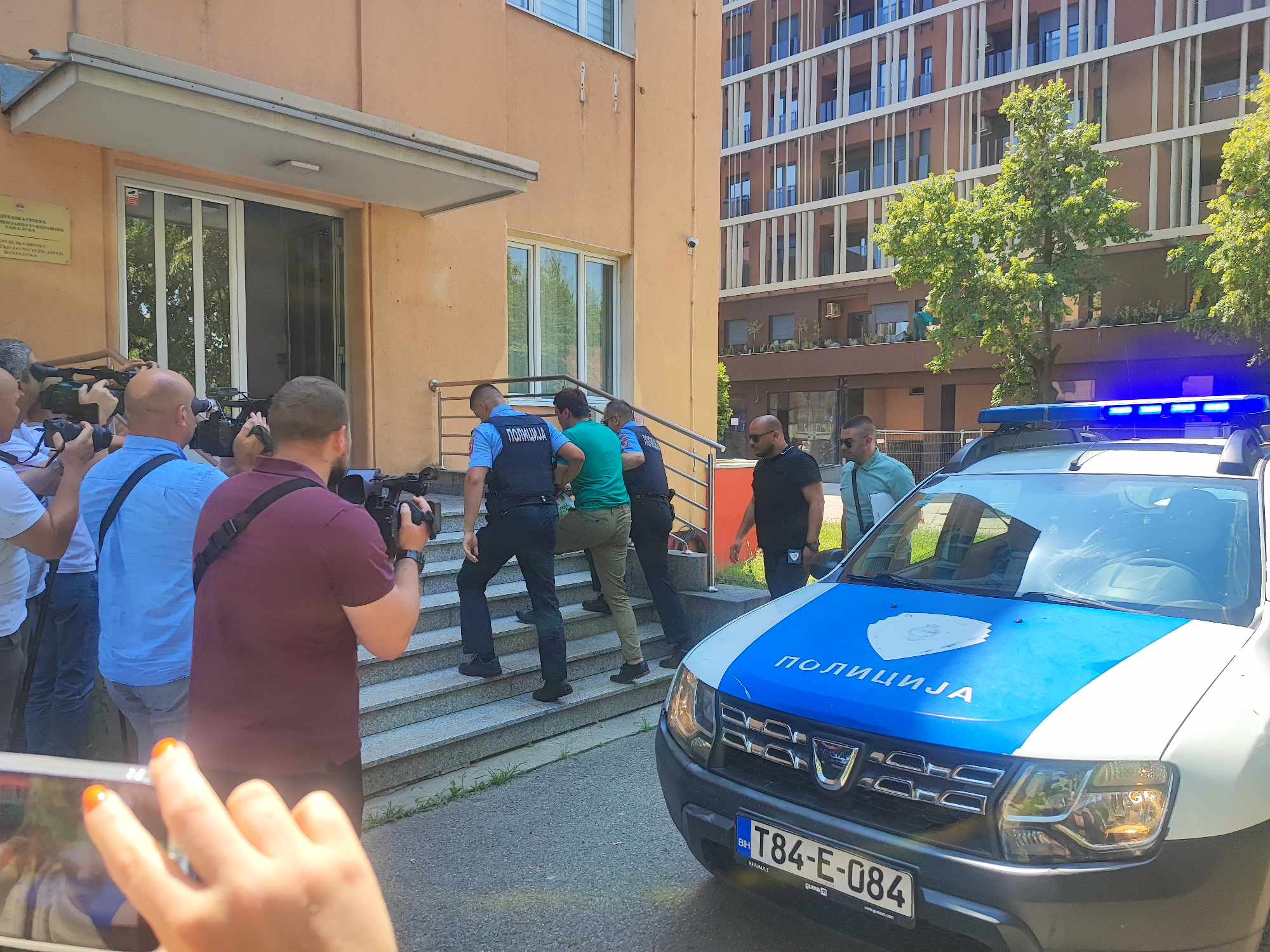 (FOTO/VIDEO) PRIMIO MITO OD 5.000 KM Inspektor sproveden u Republičko javno tužilaštvo: Uhapšen u akciji "Koverta"