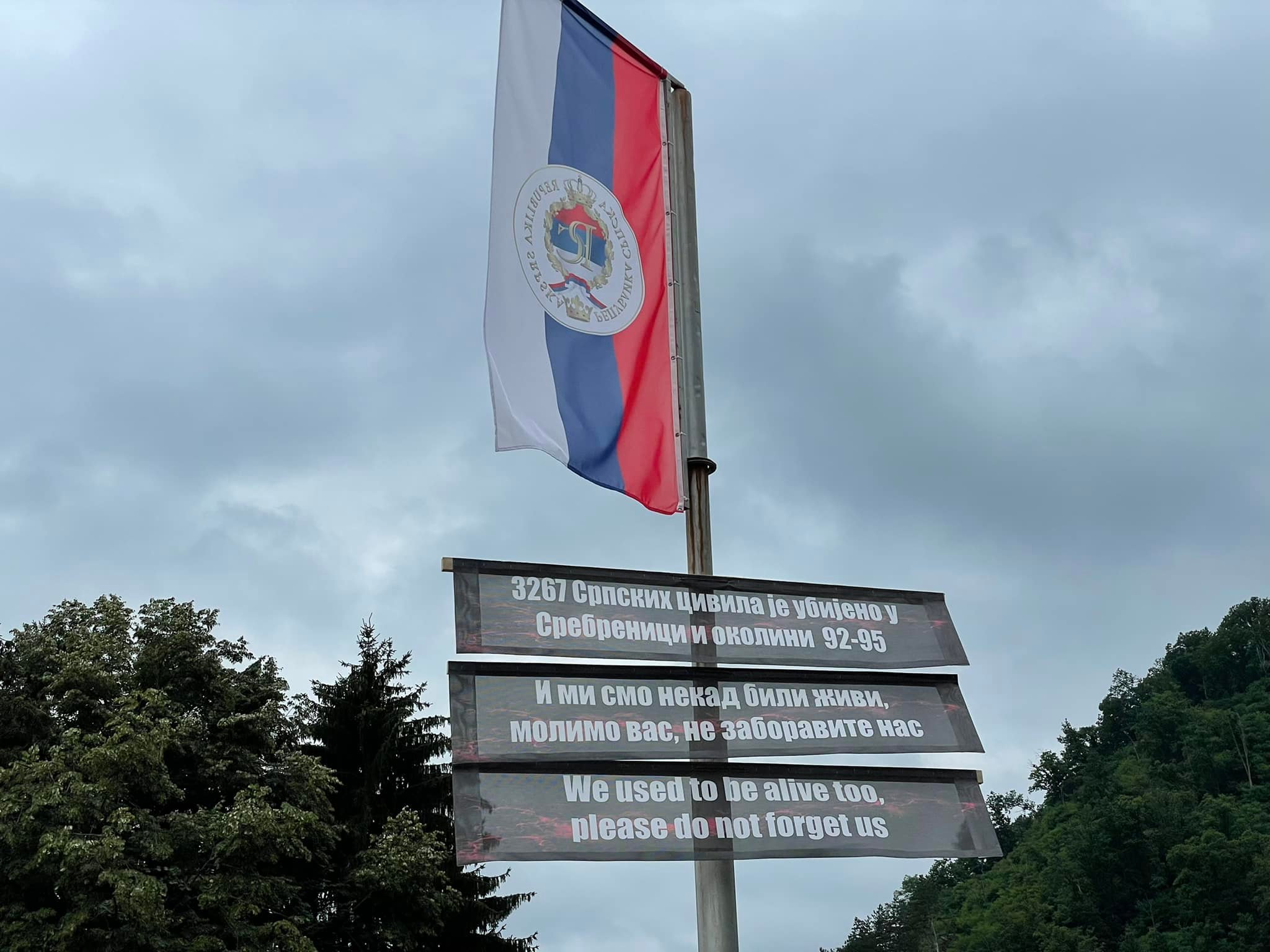 (FOTO) SLIKE SRPSKIH ŽRTAVA PONOVO GLEDAJU KA SREBRENICI Da se nikada ne zaboravi "Neka i njih vide kada se budu vraćali iz Potočara"