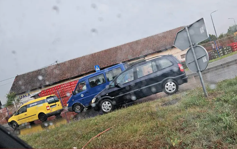 NEZGODA U BANJALUCI Na kružnoj raskrsnici sudarili se kombi i kedi