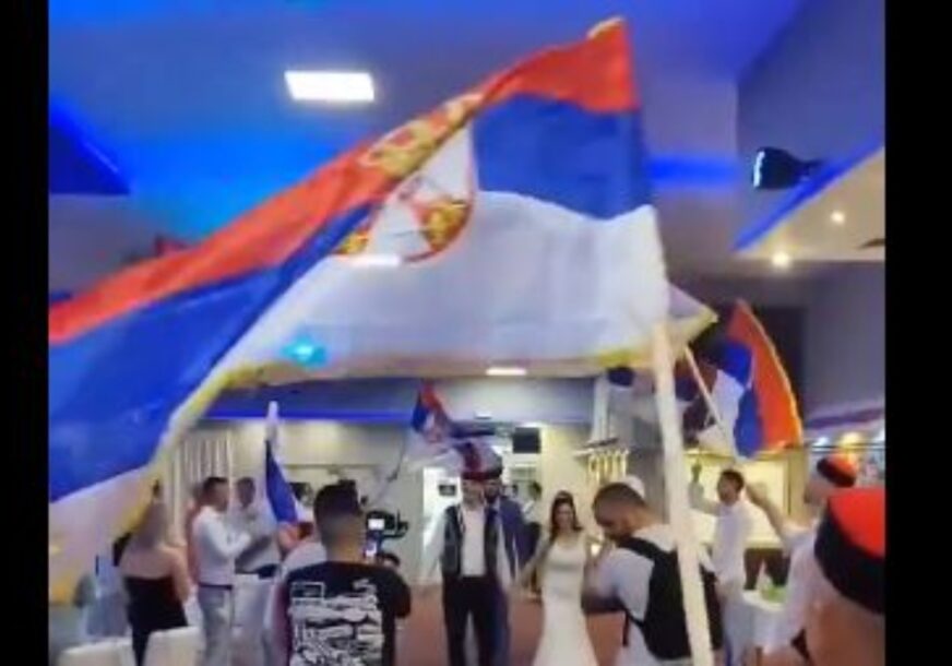 (VIDEO) "ČEMU OVAJ PRIMITIVNI KOSTIM I PRIMITIVNA MUZIKA" Snimak sa srpske svadbe izazvao buru na društvenim mrežama, osuli paljbu po mladencima i "Sinovima Manjače"