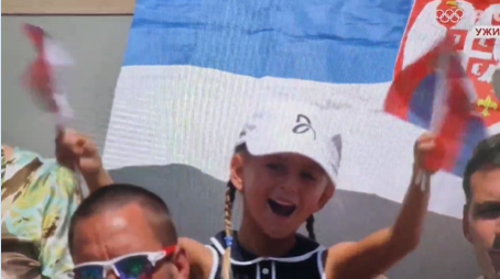 (VIDEO) PRESLATKA SCENA SA TRIBINA Tara sa tri srpske zastave bodri tatu Novaka!