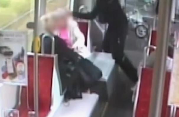 JEZIV PRIZOR Muškarac u tramvaju udario penzionerku (84) nogom u glavu