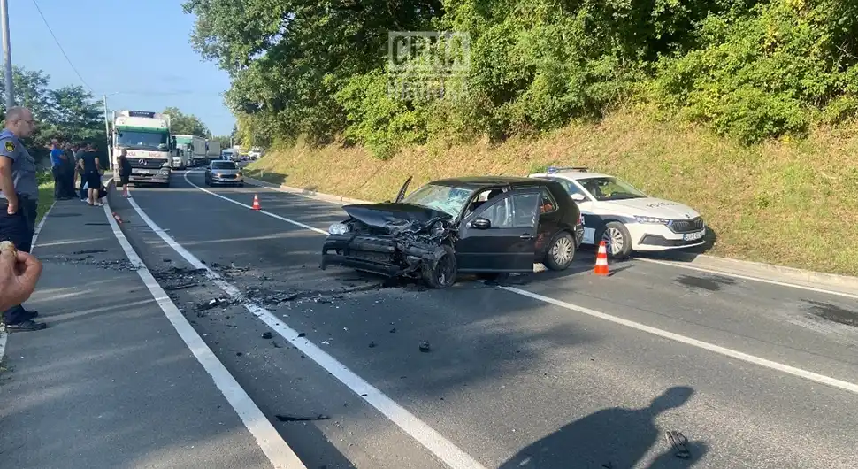 AUTOMOBILI SMRSKANI Težak udes kod Tuzle, vozači teško povrijeđeni