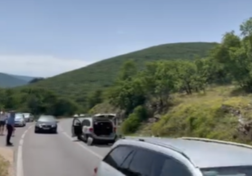 DETALJI NESREĆE KOD BILEĆE Sudarila se dva automobila, povrijeđena maloljetna osoba