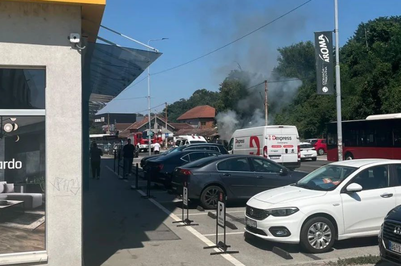 (FOTO) VATROGASCI SPASILI RODITELJE I BEBU Na ulicama Beograda prava drama: Automobil se zapalio nakon udesa