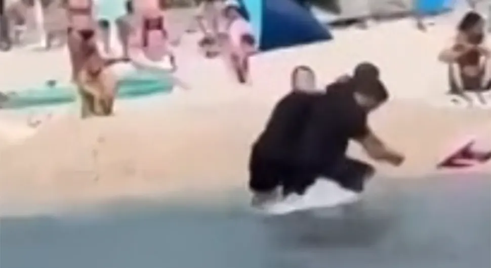 (VIDEO) PANIKA U KOMŠILUKU Muškarac s nožem u rukama urlao, pa ukrao motor i uletio u more