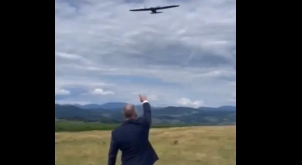 (FOTO/VIDEO) "NAJBOLJI PENICILIN ZA RAZDRUŽIVANJE" Helez ponovo šokirao skandaloznim ponašanjem: Nadgleda let drona i prstom pokazuje njegovu putanju