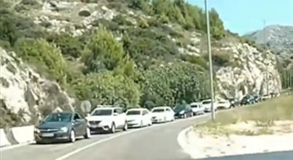 (VIDEO) GRANICE SE SPOJILE Ogromna kolona vozila na putu Trebinje-Dubrovnik, čeka se i po dva i po sata