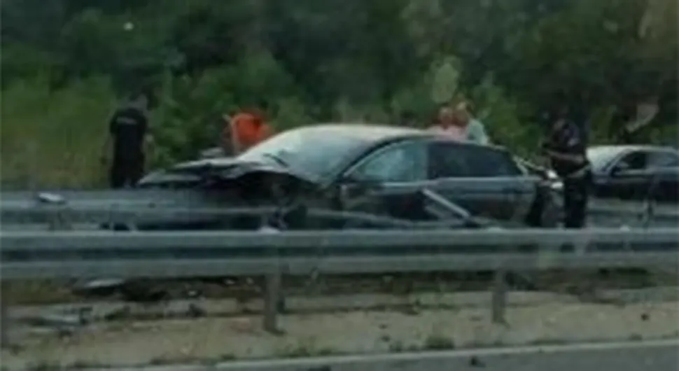 AUTOMOBIL SMRSKAN NAKON ŠTO SE ZAKUCAO U BANKINU U stravičnoj nesreći poginula žena, četvoro povrijeđenih