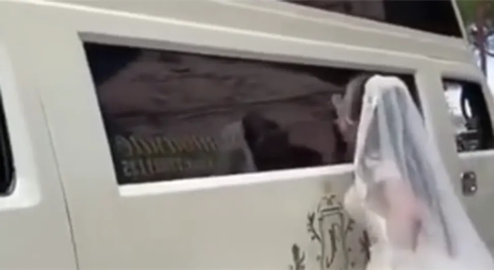 (VIDEO) PREVARIO JE NA DAN VJENČANJA Mlada uhvatila mladoženju u autu sa drugom