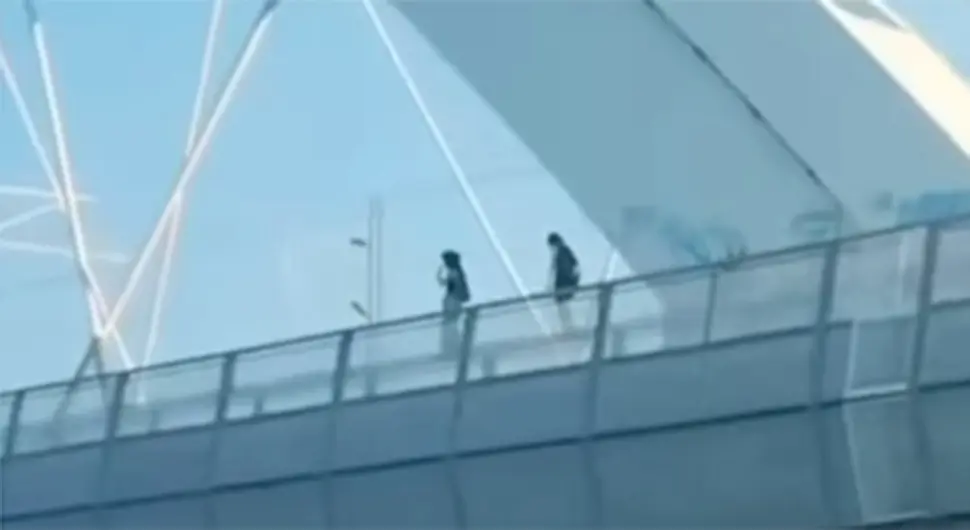 (VIDEO) JEZIV SNIMAK IZ NOVOG SADA Djeca šetaju po ivici mosta