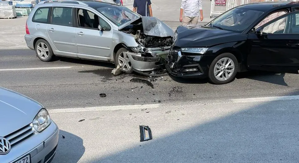 DIREKTAN SUDAR DVA AUTOMOBILA U MOSTARU Vozila skršena, pričinjena veća materijalna šteta
