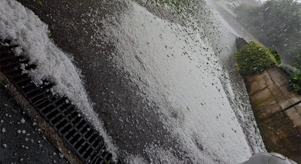 (VIDEO) JAK GRAD, SNAŽNI UDARI VJETRA I PLJUSKOVI Superćelijska oluja protutnjala Ljubljanom