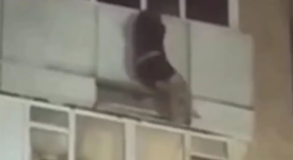 (VIDEO) SVAKA ČAST! Heroj spasio djevojku koja je padala sa 7. sprata zgrade koja gori