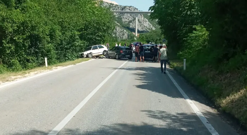 SUDAR VIŠE VOZILA U BiH Saobraćaj potpuno obustavljen