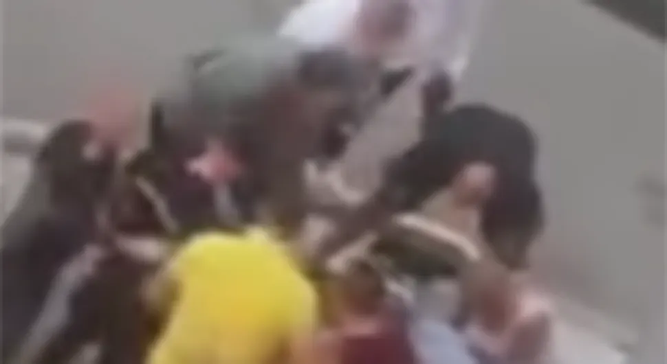 (VIDEO) PUCNJAVA U SARAJEVU Pojavio se snimak, građani pomagali povrijeđenom