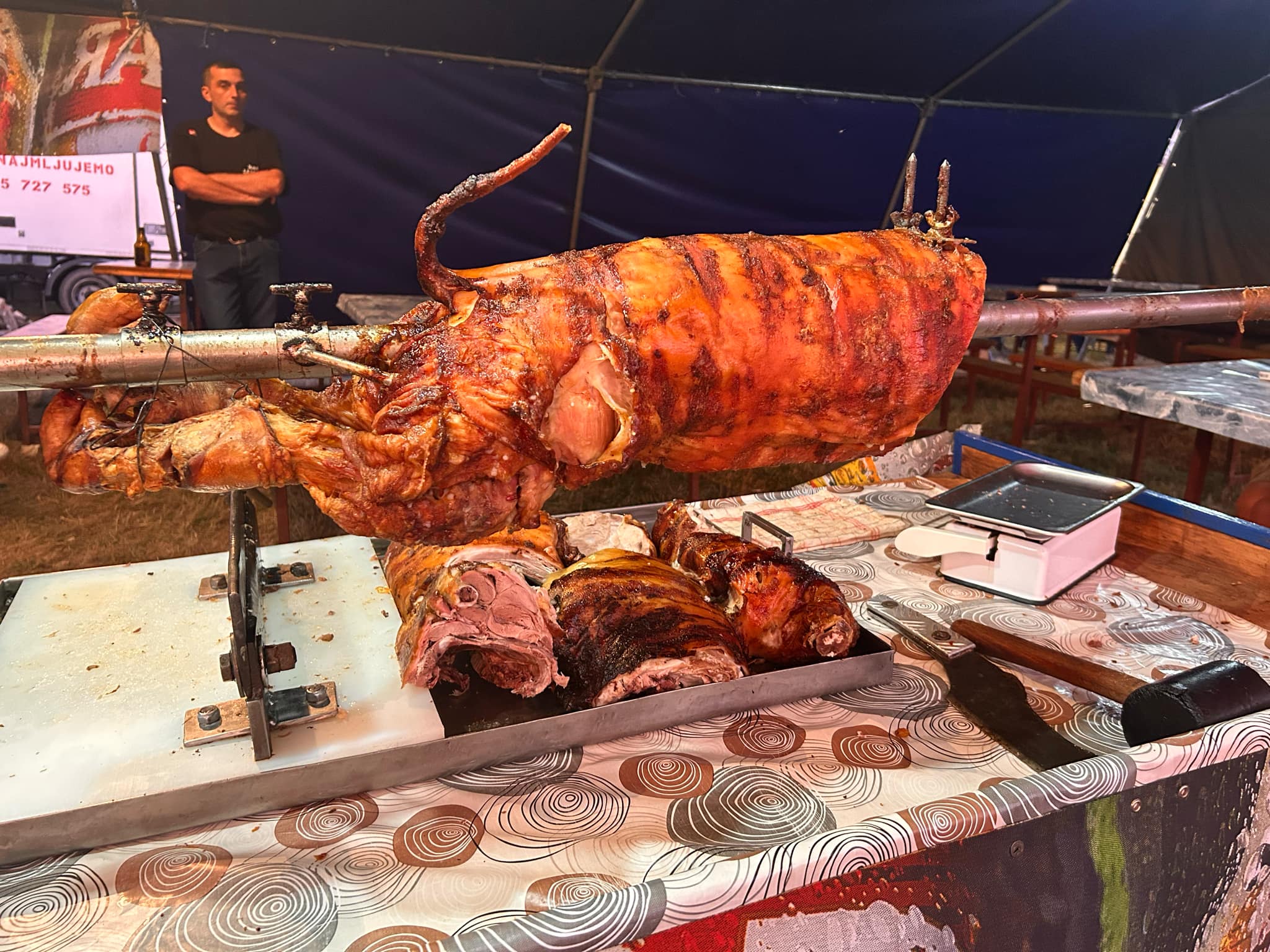 (FOTO/VIDEO) JAGANJCI SE OKREĆU, SVINJE VEĆ PEČENE Gurmani ne pitaju za cijenu: Zbor na Manjači okupio hiljade ljudi