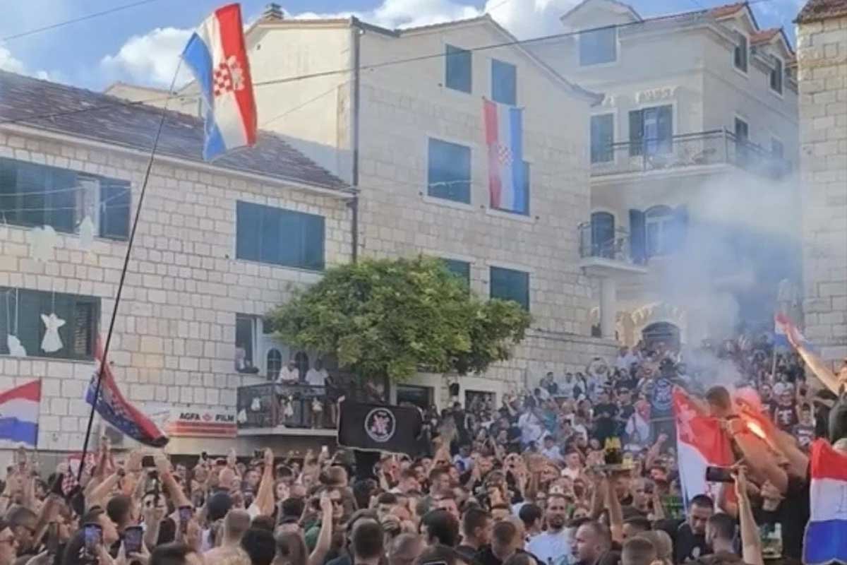 (VIDEO) SRAMOTNE SCENE U HRVATSKOM GRADU Na hiljade ljudi uglas pjevalo ustašku "himnu"
