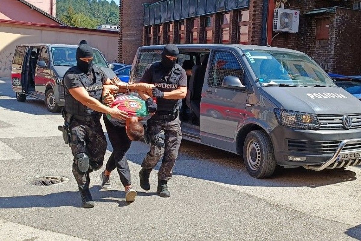 VELIKA AKCIJA POLICIJE U TUZLI I ŽIVINICAMA Uhapšena petorka, pronađeni droga, pištolj i municija