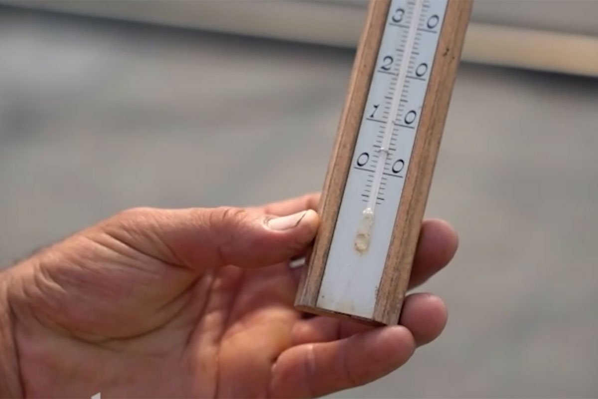 (VIDEO) TERMOMETAR PUCA U PLASTENIKU Povrtlare zapljusnuo tropski talas