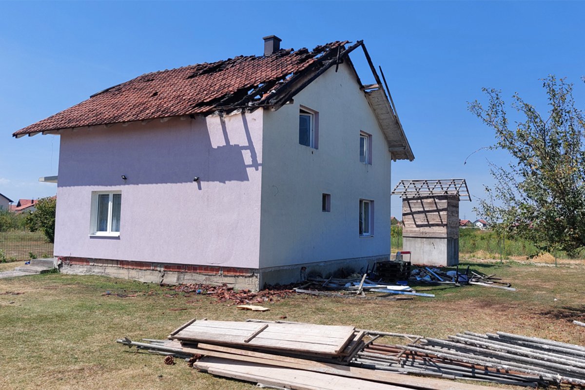 PRIČINJENA VELIKA ŠTETA Grom udario u kuću u Brčkom