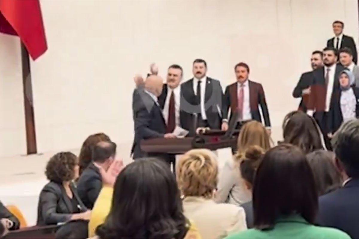 (VIDEO) DRAMA U TURSKOM PARLAMENTU Poslanici se potukli usred sjednice