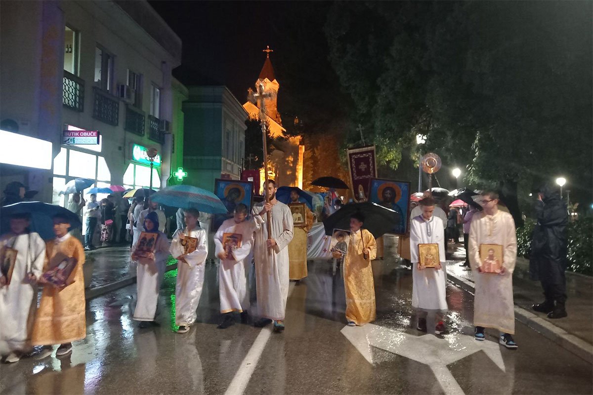 DIVNI PRIZORI IZ HERCEGOVINE Svečana litija na ulicama Trebinja