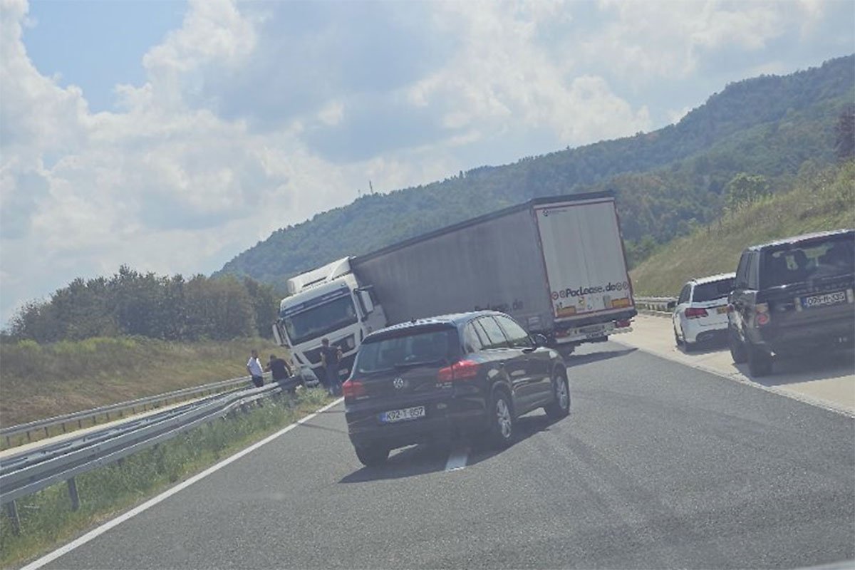 (FOTO) VOZILA SE "PROVLAČE" KROZ ZAUSTAVNU TRAKU Kamion se popriječio na auto-putu Banjaluka – Doboj