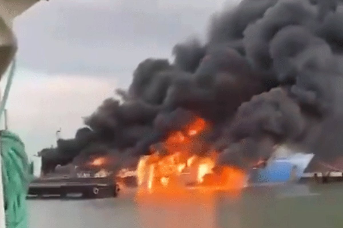 (VIDEO) POGODILI TRAJEKT PUN GORIVA Ukrajinci napali rusku luku