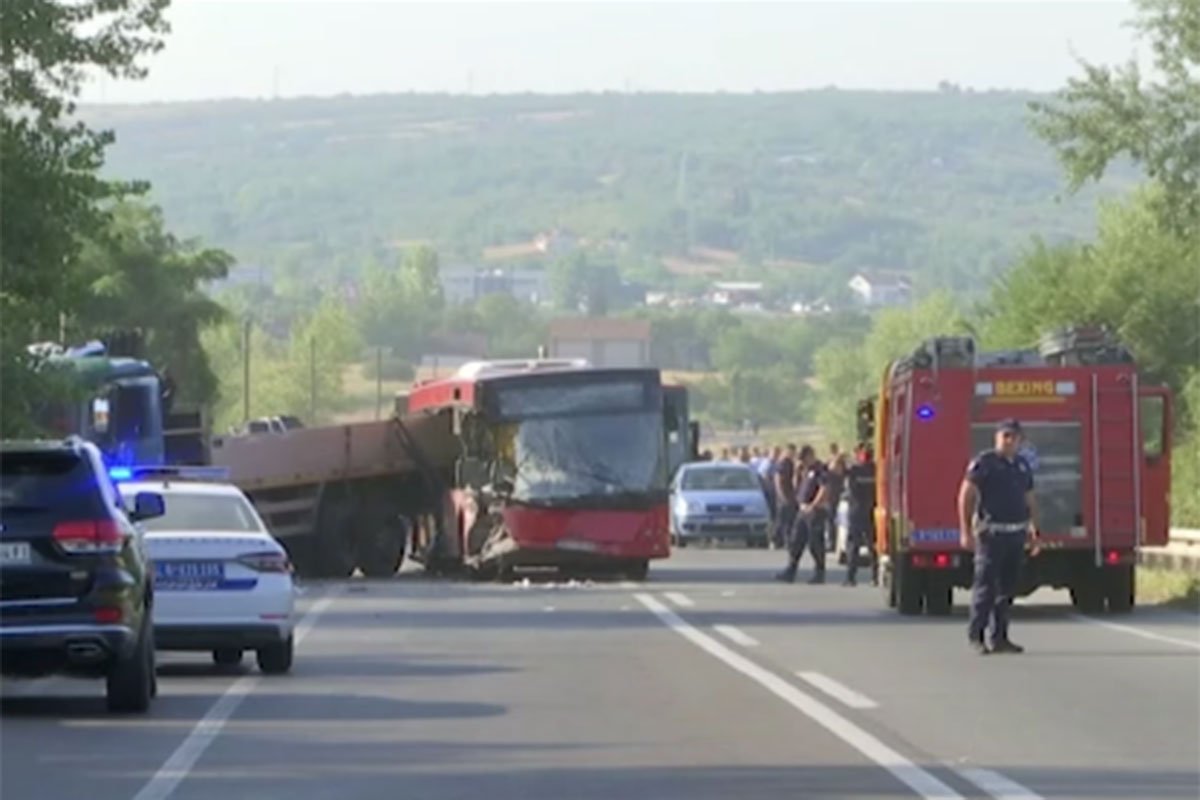 (VIDEO) DETALJI STRAVIČNOG UDESA U sudaru autobusa i kamiona najmanje jedna osoba poginula, više od 20 povrijeđenih
