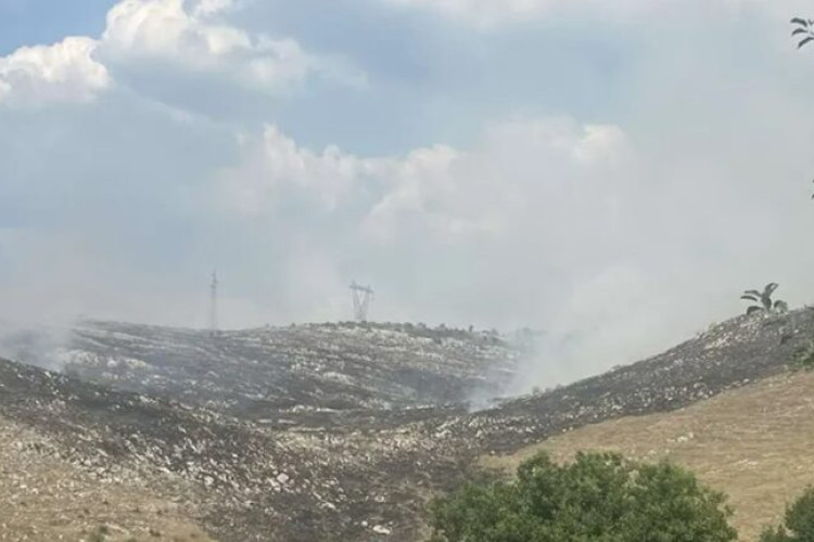 VATRA PRIJETI KUĆAMA U gašenju požara kod Gacka učestvovali i helikopteri