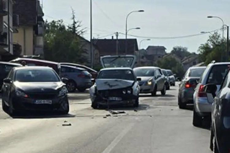 JOŠ JEDNA SAOBRAĆAJKA U BANJALUCI Sudar dva automobila