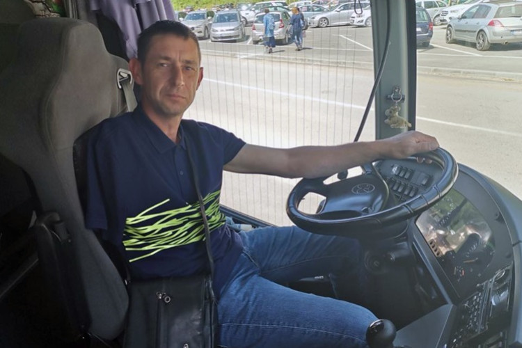 UPAO U SILAŽNI KOMBAJN, JEDVA OSTAO ŽIV Bijeljincu Slaviši mašina iščupala ruku, nastavio da radi sa pet prstiju