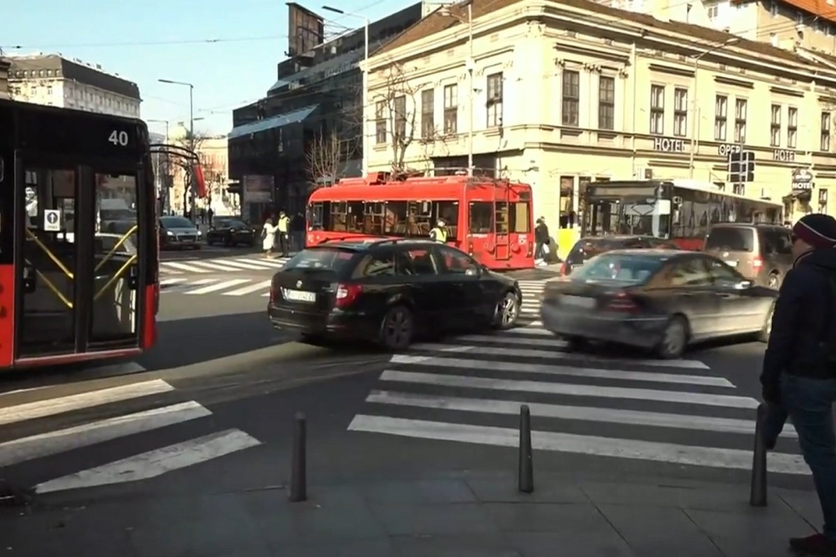 STRAŠAN INCIDENT U BEOGRADU Djevojčica povrijeđena nakon što joj je trola pala na glavu