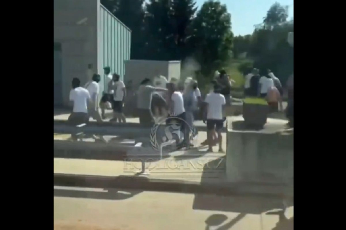 (VIDEO) KRVAVE MAJICE KAO TROFEJI Riječki i splitski huligani se tukli nasred auto-puta
